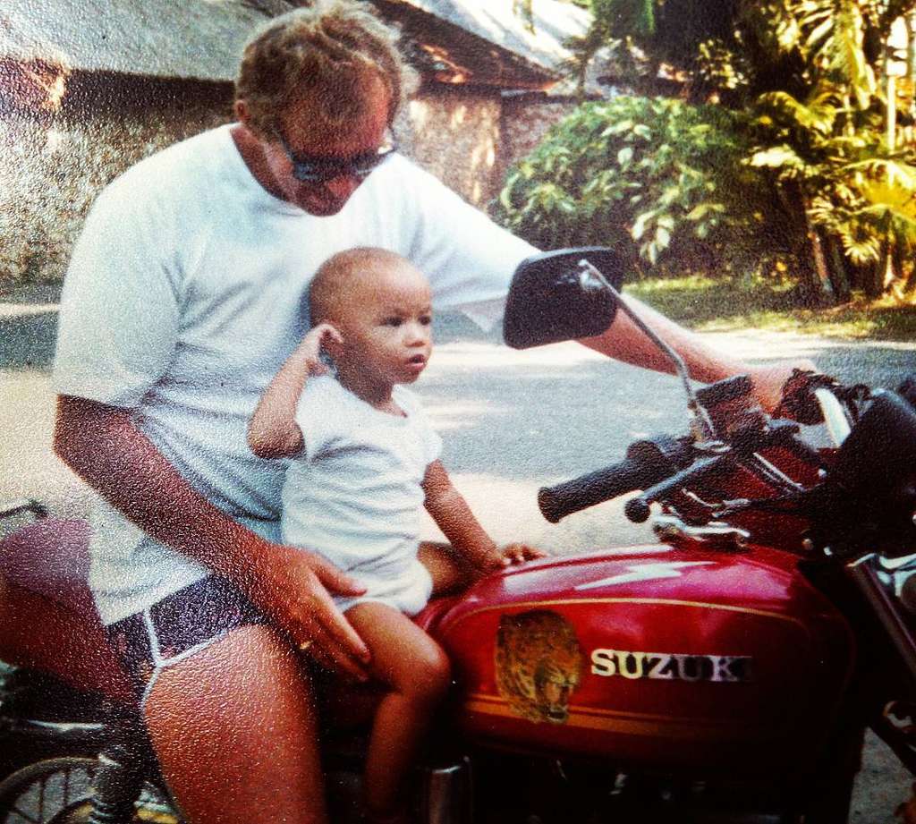Hamish kecil bersama sang ayah Hamish kecil bersama sang ayah