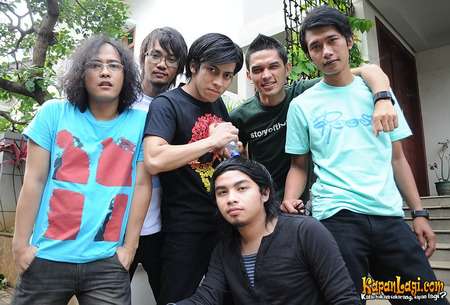 Sunu saat bersama Matta Band Sunu saat bersama Matta Band
