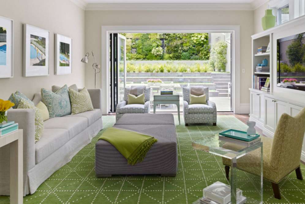 Karpet hijau bermotif