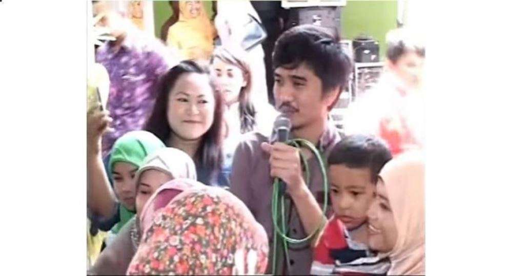duta nyanyi di kampung bersama warga