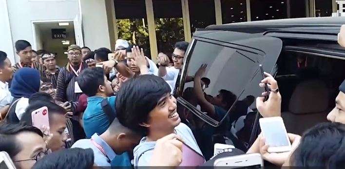 Duta diminta foto bareng fans