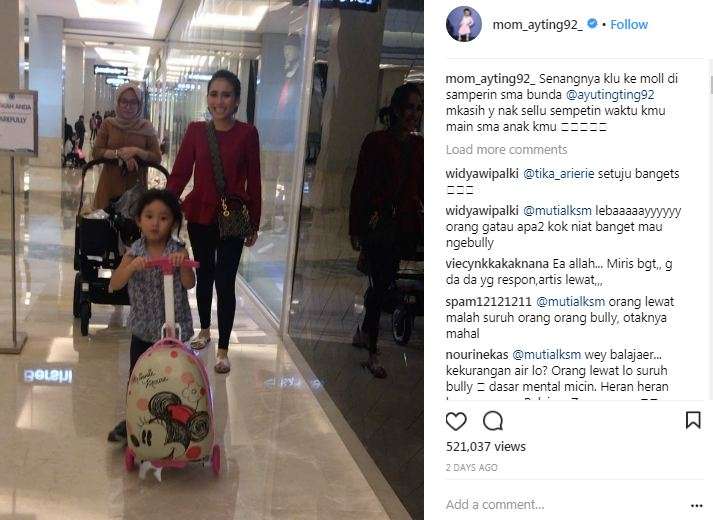 ayu ting ting bersama putrinya di mal