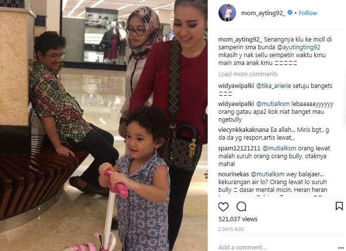 ayu ting ting bersama putrinya di mal