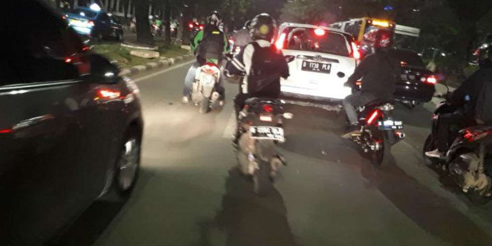 Mobil Honda CRV dikejar warga