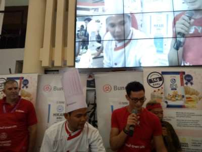 Mike Lewis Memasak