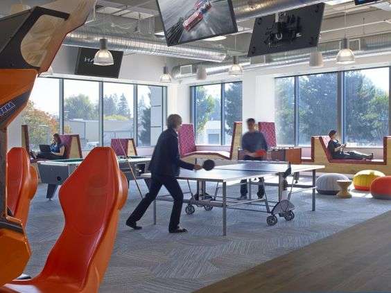 LinkedIn menyediakan permainan pingpong di kantor.