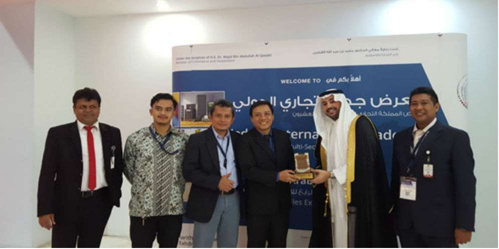 Pemberian cinderamata Kadin Jeddah kepada Tim Ekonomi Indonesia Jeddah Pemberian cinderamata Kadin Jeddah kepada Tim Ekonomi Indonesia Jeddah