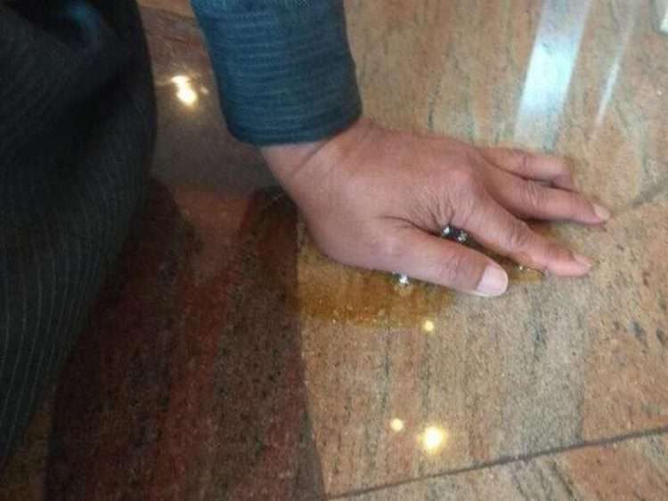 Hamid mengelem tangannya di lantai kantor.