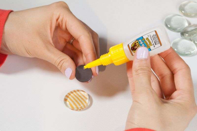 Harry Coover menemukan lem super alias super glue.