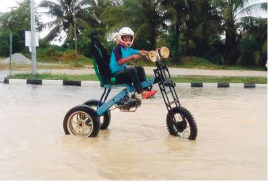 Sepeda motor khusus terjang banjir.