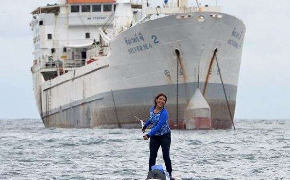 Menteri Susi paddling