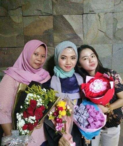 Imas saat merayakan wisuda bersama kawan-kawannya