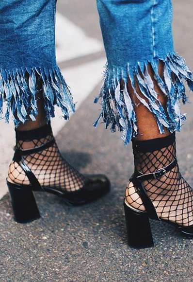 kaos kaki dan high heels