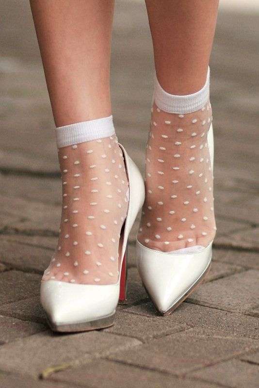 kaos kaki dan high heels