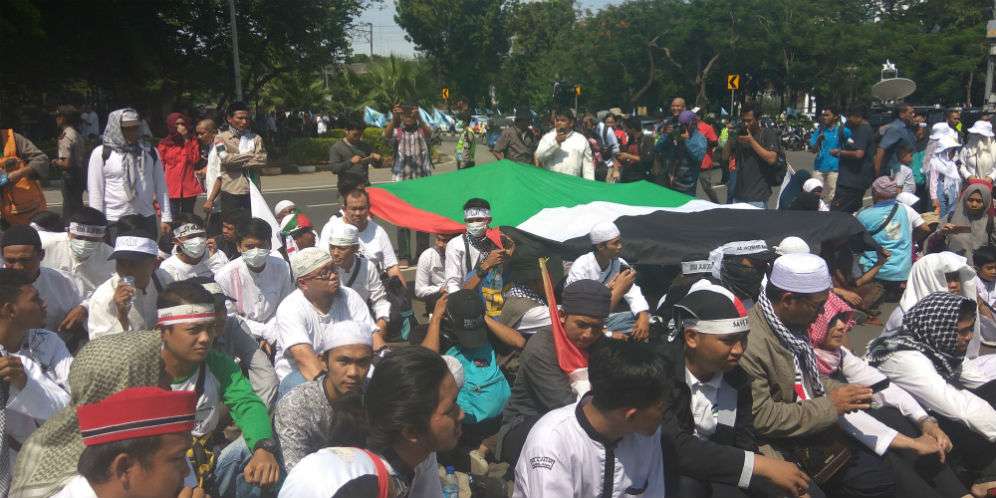 Aksi Ormas Islam di depan Kedubes AS