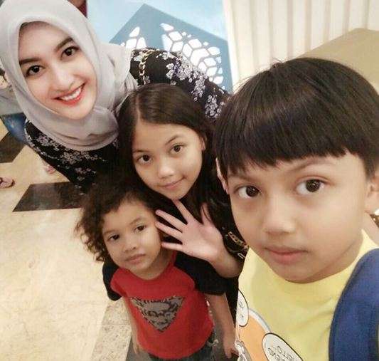 Indriani Hadi dan ketiga anaknya Indriani Hadi dan ketiga anaknya