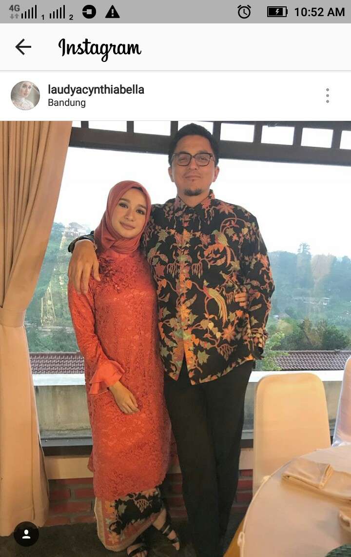 Bella mengenakan baju kurung.