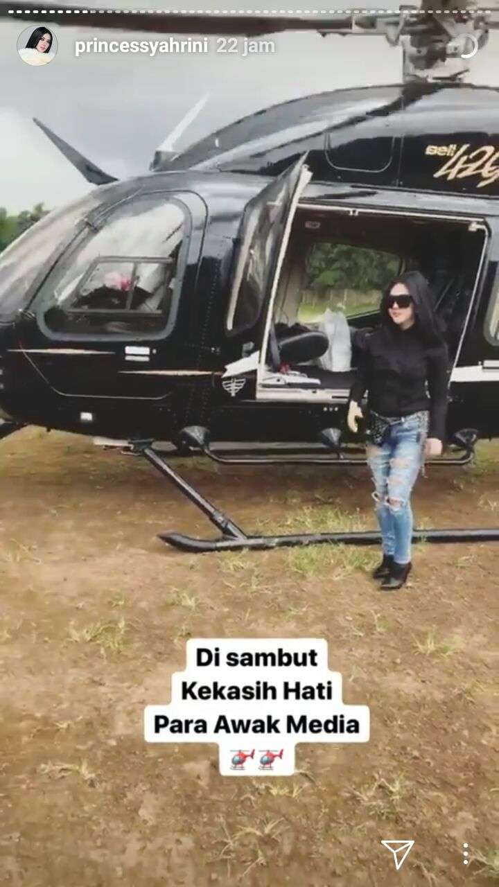 syahrini naik heli ke bogor