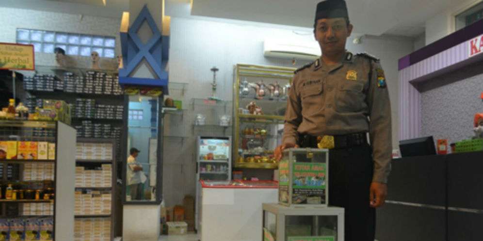 Cara Bripka Subhan menginspirasi, tebar kotak amal