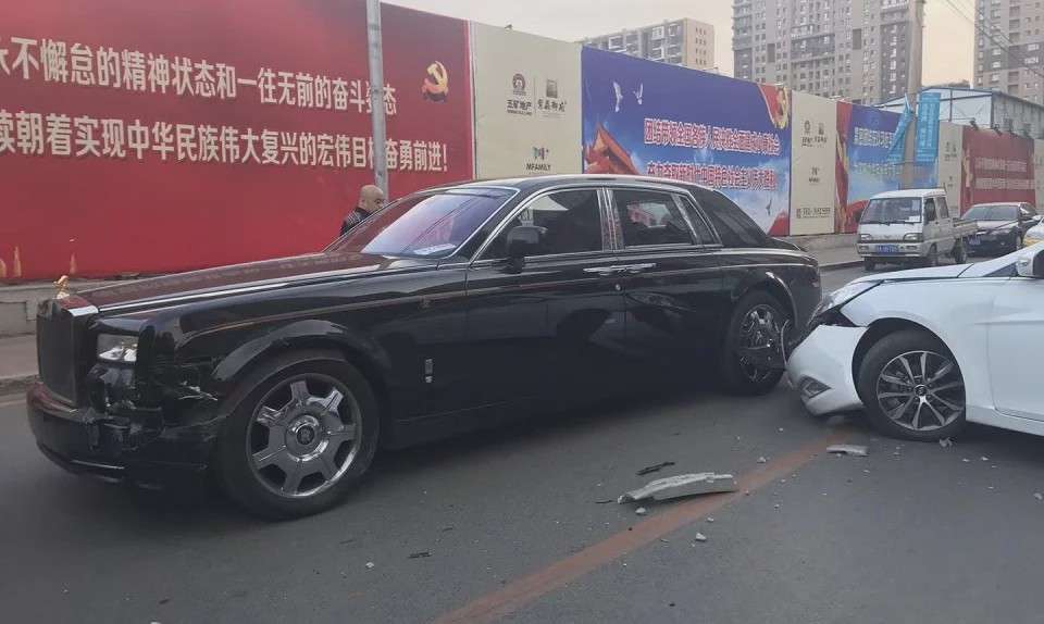 Tabrak Rolls-Royce