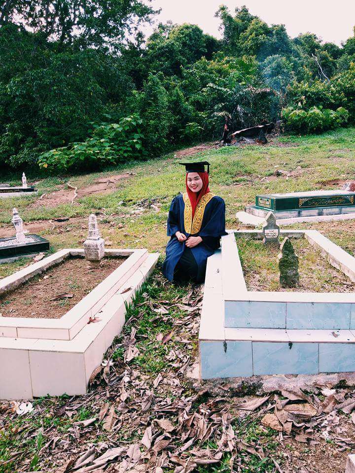 Rayakan kelulusan di makam orangtua