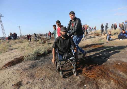 Ibrahim bersama para demonstran di Gaza