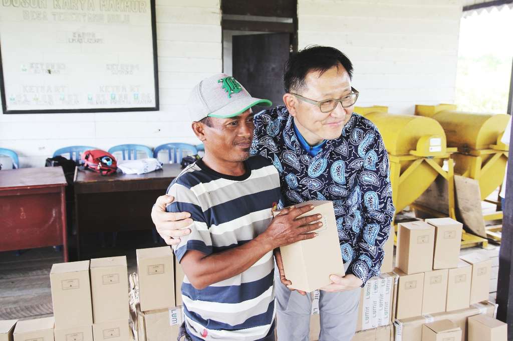 Lumir membagikan 100 lampu gratis.