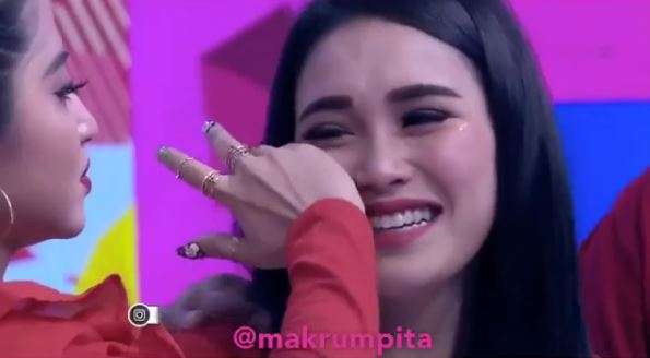 Ayu Ting Ting nangis