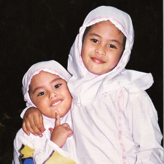 Maudy Ayunda dan adiknya