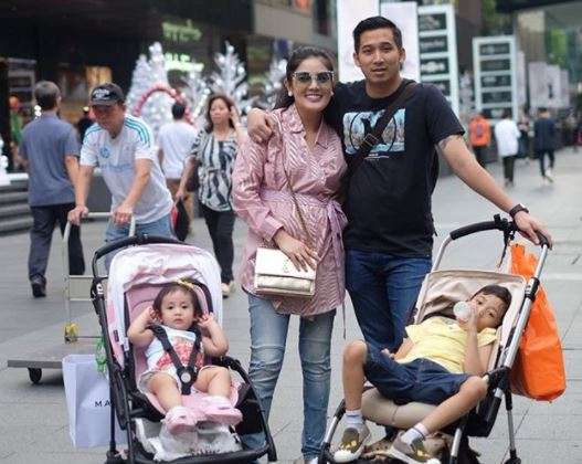 Nindy dan keluarganya Nindy dan keluarganya