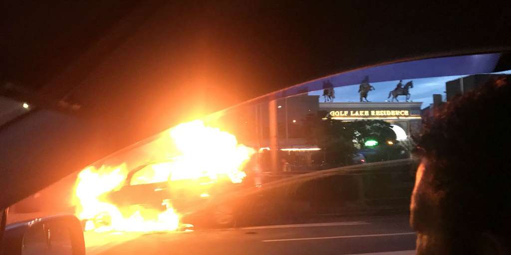 Mobil terbakar di JLB