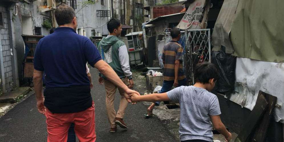 Suami dan anaknya ikut membantu pencarian Suami dan anaknya ikut membantu pencarian