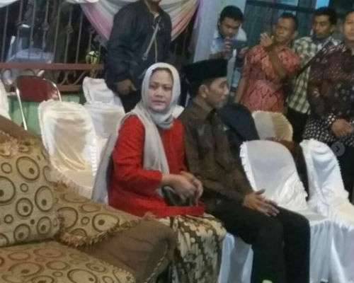 Jokowi dan Iriana Jokowi duduk di kursi tamu