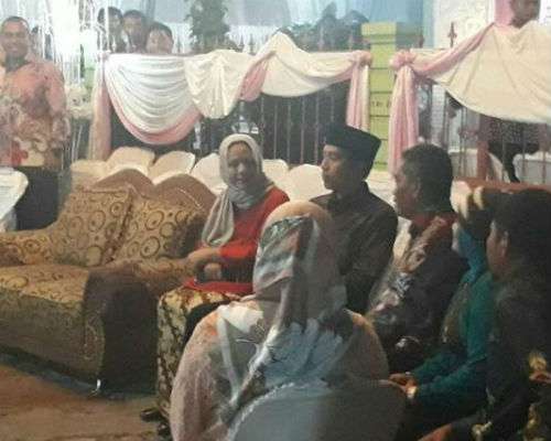 Jokowi dan Iriana Jokowi duduk di kursi tamu