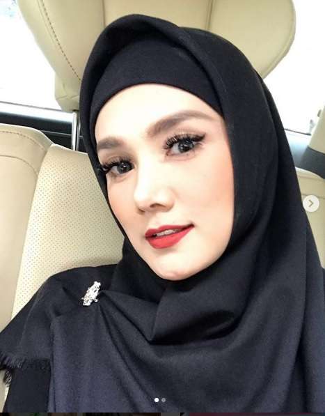 Mulan Jameela berhijab.
