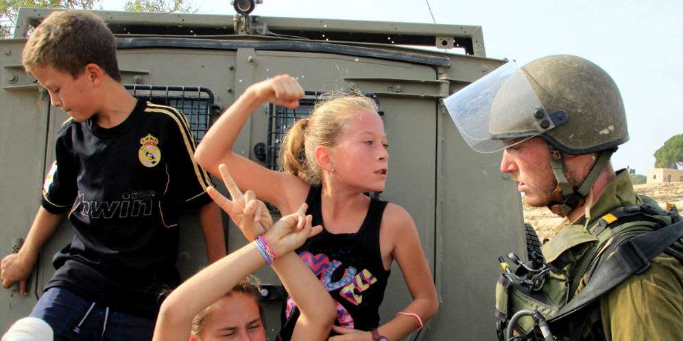 Ahed melawan tentara Israel