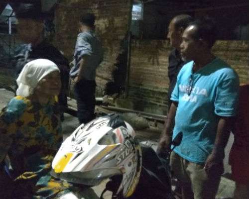 Nenek Mintarsih diantar warga