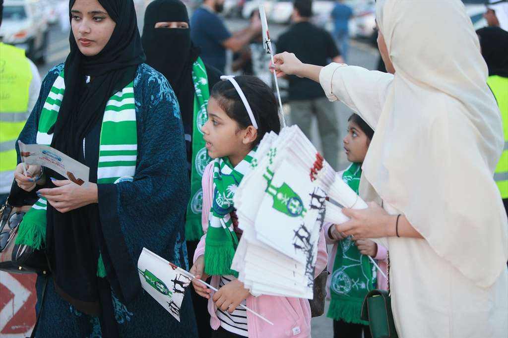 Perempuan Saudi menonton bola bersama keluarga