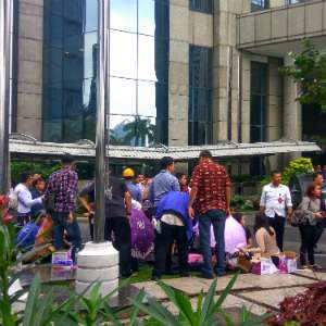 Korban selasa tower BEI dievakuasi ke luar gedung