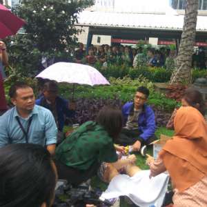 Korban luka mendapatkan perawatan