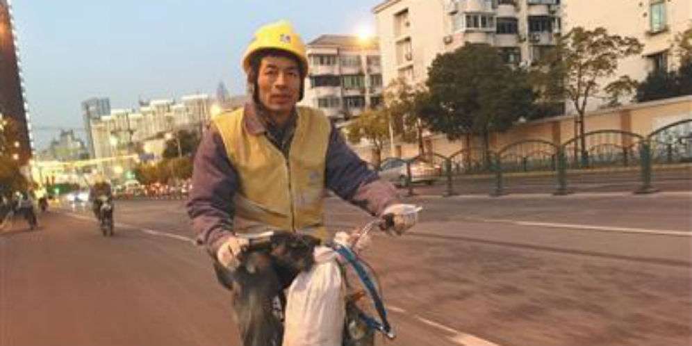 Ge Yuanzheng mengayuh sepeda