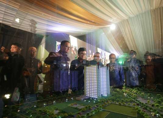Anies Baswedan saat melihat maket rumah DP 0 Rupiah