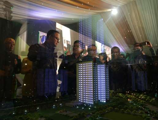 Anies Baswedan saat melihat maket rumah DP 0 Rupiah