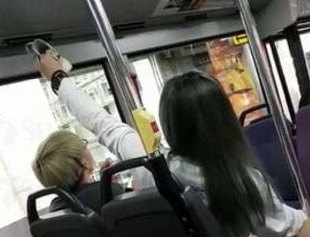 Gadis Keringkan Sepatu Basah di Bus