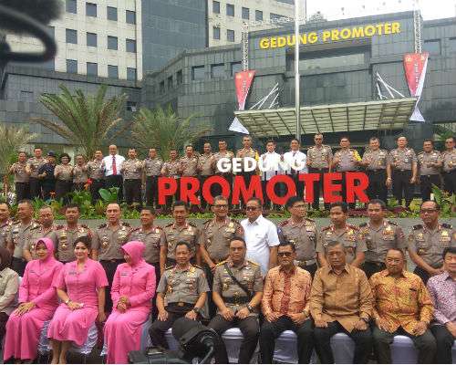 Kapolri dan jajarannya meresmikan Gedung Promoter