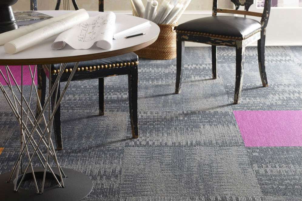 Karpet perpaduan warna mencolok