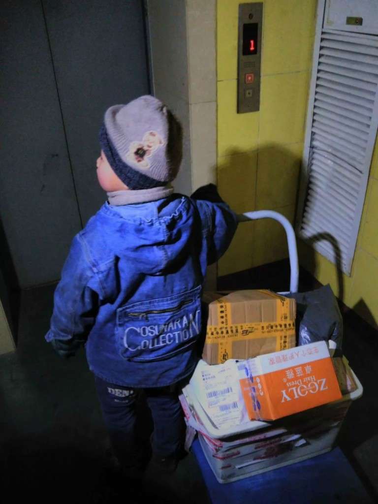 Xiao mengantar 30 paket per hari.