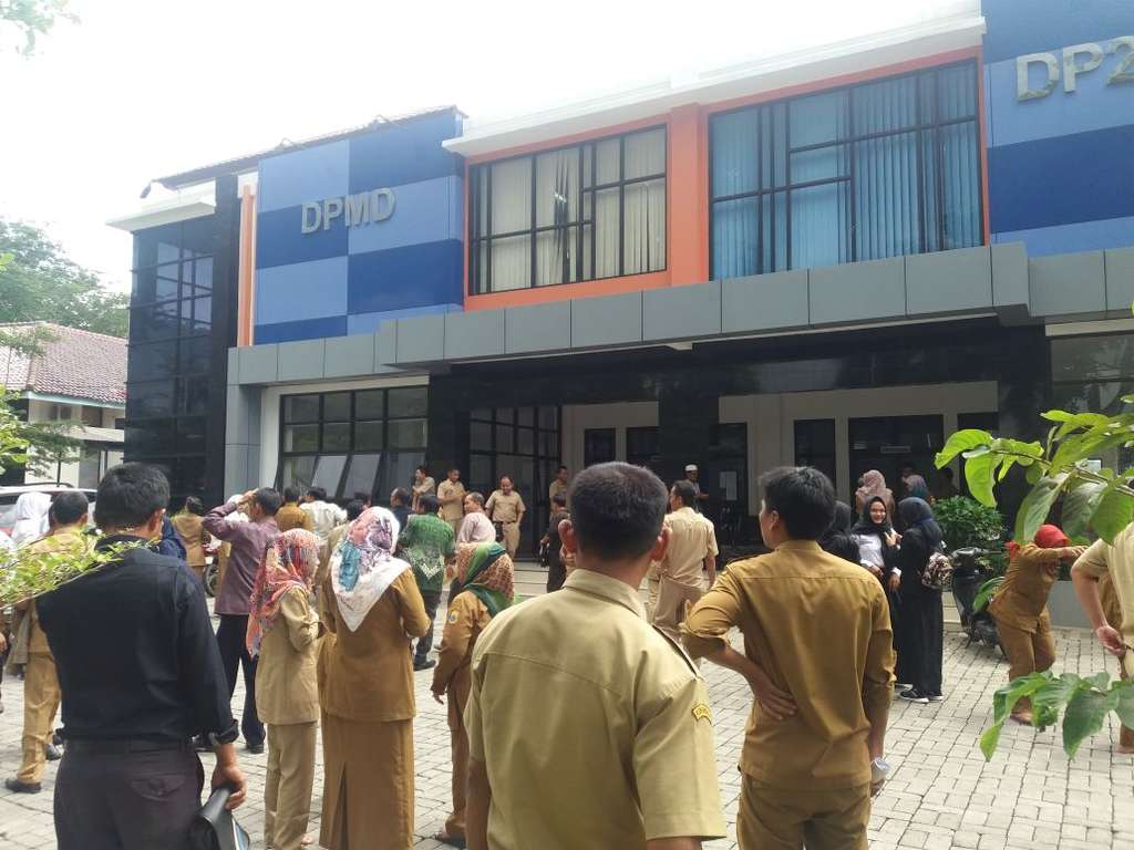 Pegawai DPRD berhamburan keluar