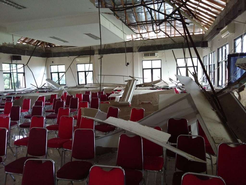 plafon Cahaya Madani Banten Boarding School ambrol