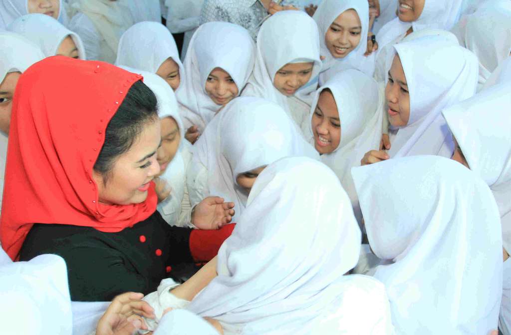 Puti Guntur dikeliling santiawati Ponpes Syaichona Cholil